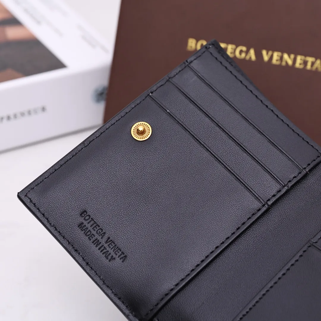 Batch 720 is the latest model. This large-lattice short wallet is woven with first-layer cowhide, has 6 card slots, 1 banknote compartment, 1 zipper coin purse, and snap button closure. Gold matching hardware 2026A cowhide Size: 11*8CM